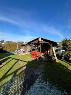 Gartenansicht mit Gartenhaus