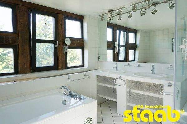 Tageslichtbad mit Wanne und Dusche