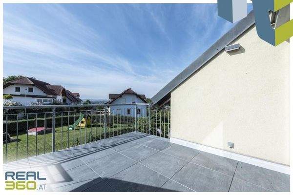 Balkon vor Wohnbereich