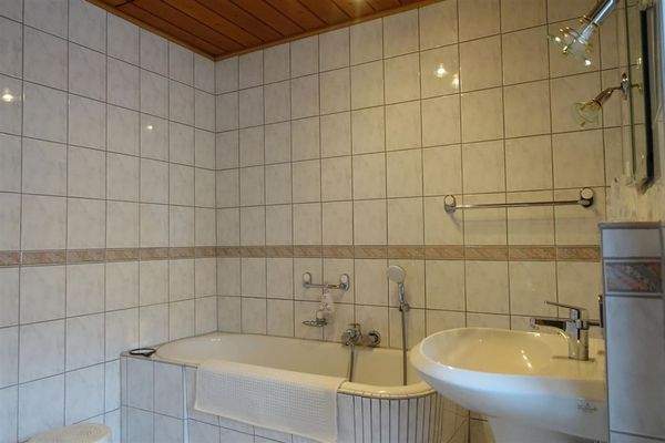 ZFH Bad mit Wanne und Dusche OG