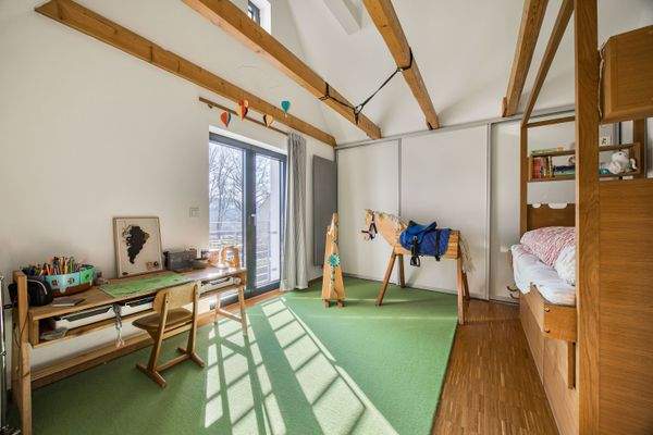 Lichtdurchflutetes Kinderzimmer mit viel Platz zum