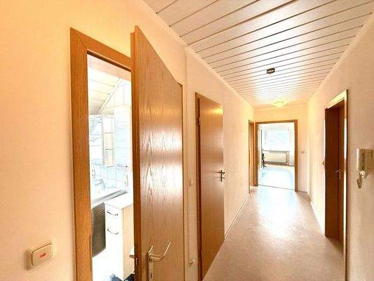 Im Dachgeschoss - Ihre Diele gen Badezimmer & Wohnzimmer