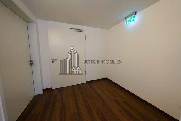 Personal- und Büroraum im OG