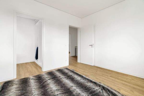 Schlafzimmer mit angrenzendem begehbaren Kleiderschrank