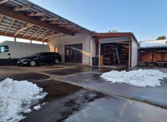 Hoffläche mit Werkstatteingang und Lager