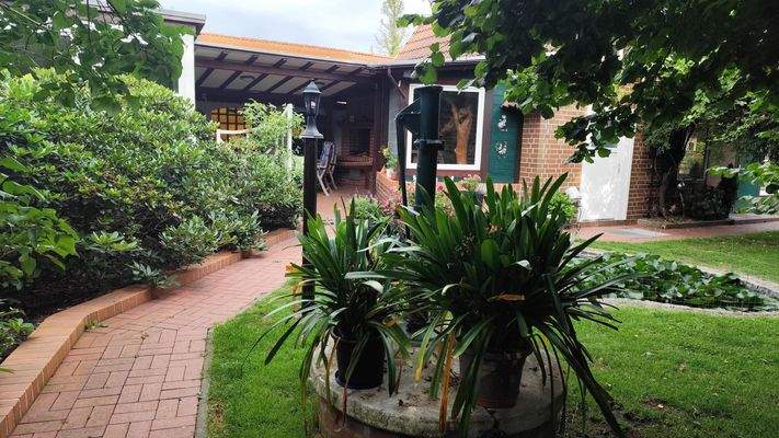 Garten mit Wasserpumpe