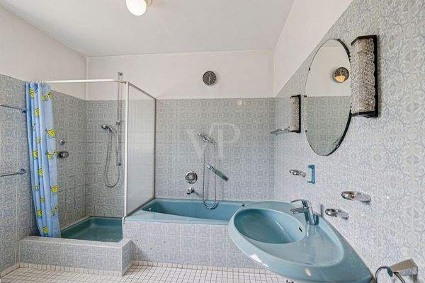 Großes Badezimmer mit Dusche