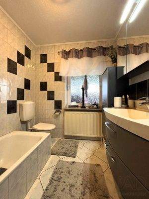 Bad mit Badewanne im Erdgeschoss