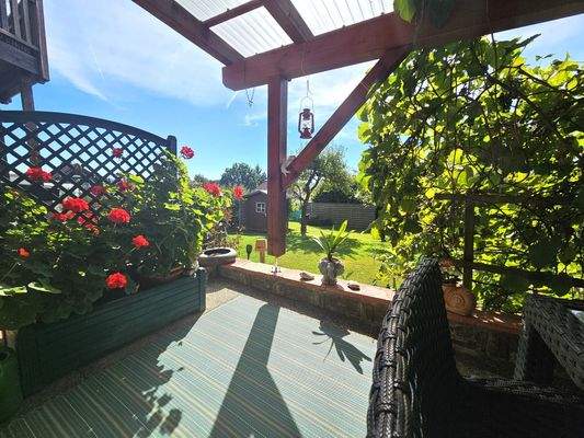 Terrasse mit Blick in den Garten