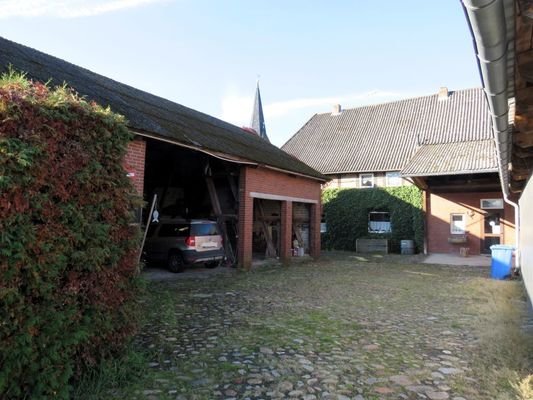 Innenhof mit Nebengebäude,Werkstatt und Garage