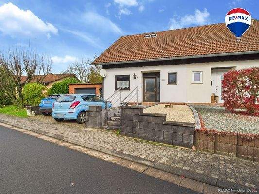 RE/MAX Immobilien DeLux Einfamilienhaus Niederlosheim Seitenansicht