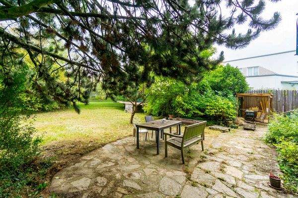 Garten mit Sitzbereich