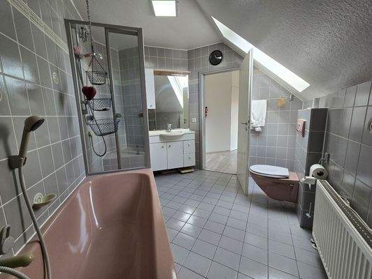 Badezimmer hinter dem Schlafzimmer 