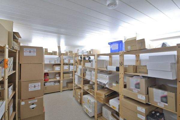 Lagerhalle mit Büro und Außenfläche