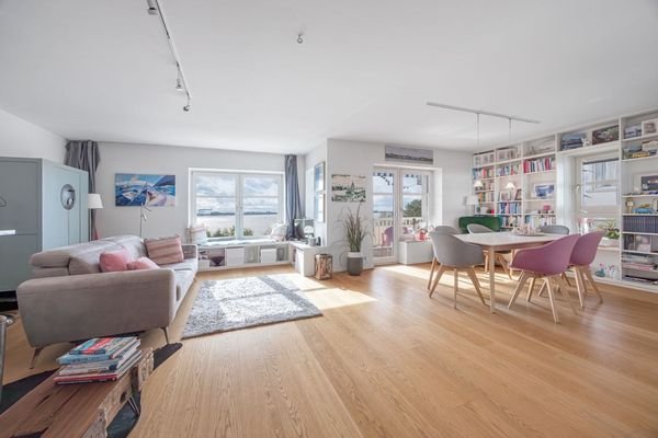 großes Wohn-/Esszimmer