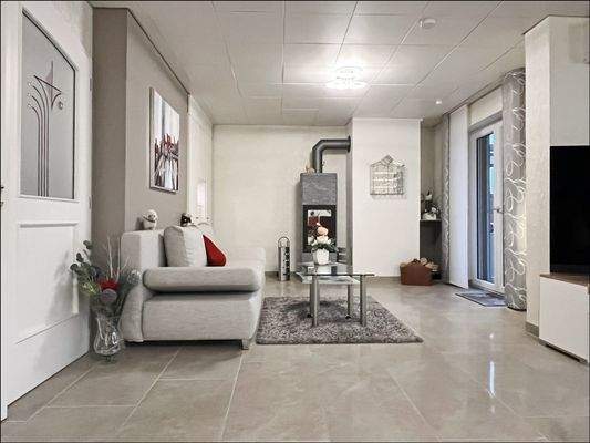 Großer Wohn- und Essbereich mit Kaminofen