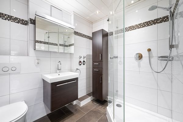 Modernes Badezimmer mit Eckdusche und Einbaumöbel