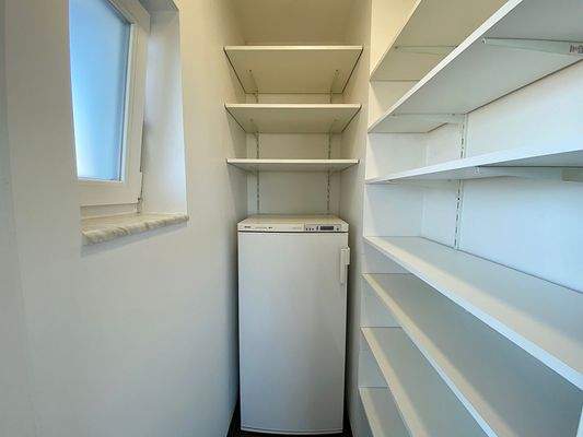 Abstellraum inkl. Tiefkühlschrank und Regalen