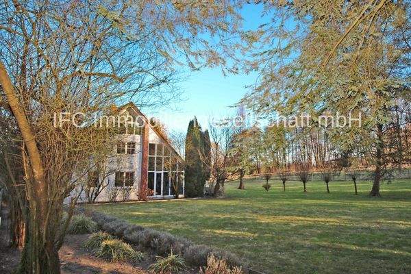 seitliche Hausansicht und Grundstück