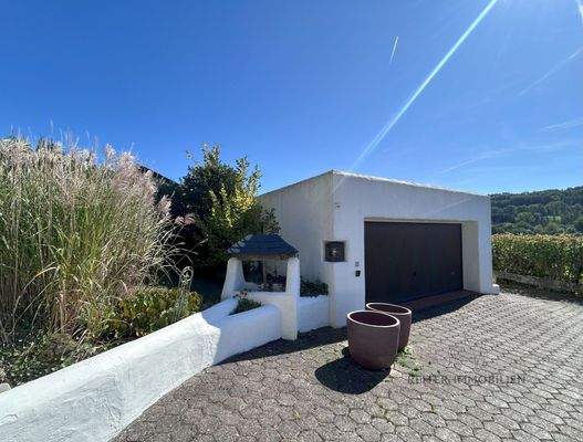 Doppelgarage mit elektrischen Tor