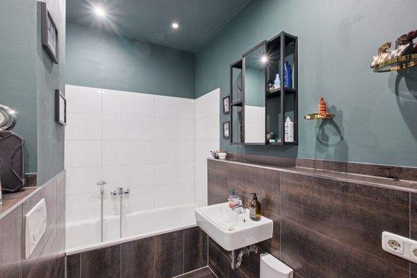 Stilvolles Badezimmer mit separater Dusche & Badewanne