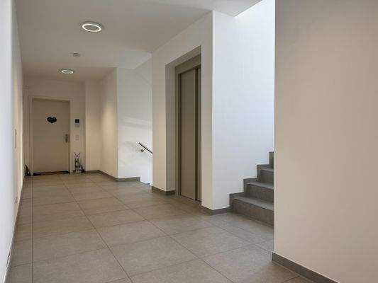 Treppenhaus mit Fahrstuhl auf jeder Ebene