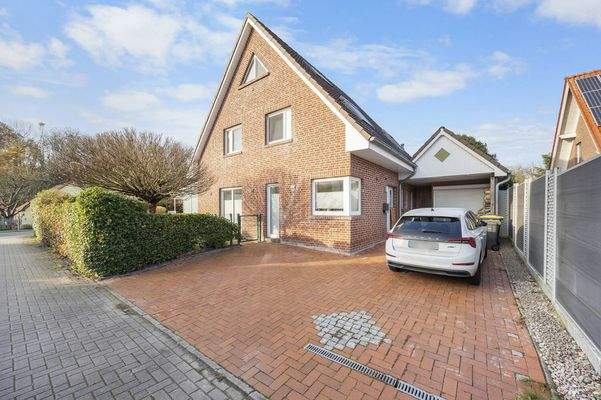 Haus vorne mit Stellplätzen