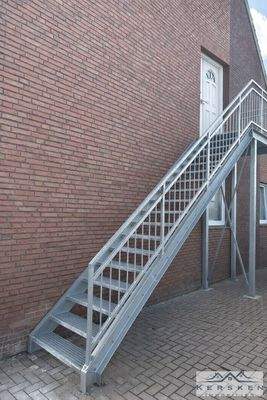 Treppe zur Hauseingangstür im OG-DG