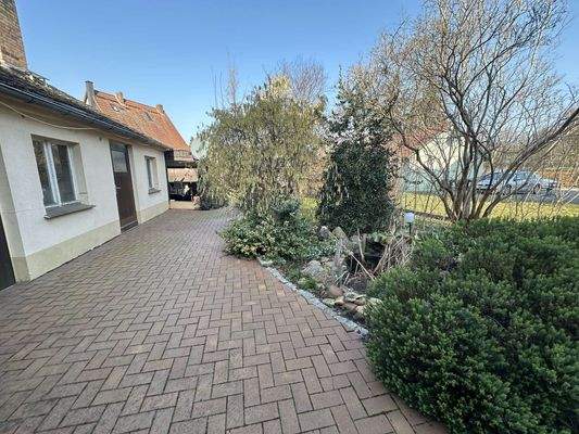 Hof mit Nebengebäude