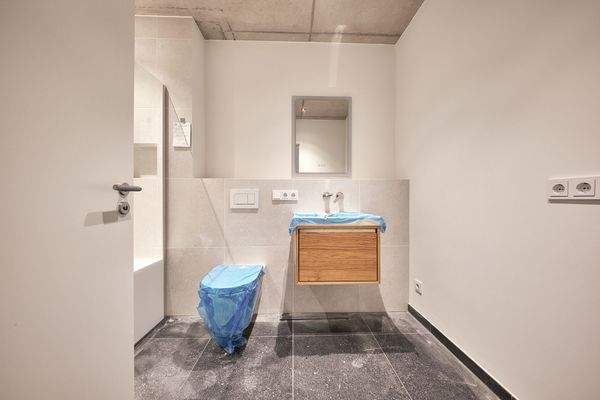 Dusch- und Wannenbad mit Blick zum Spiegel - HERDERGÄRTEN 3.0.3