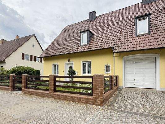 Garage mit elektrischem Tor und separatem Haueingang