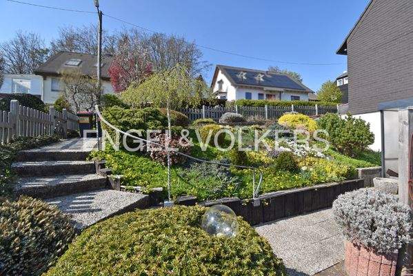 Vorgarten mit Weg zu den Stellplätzen