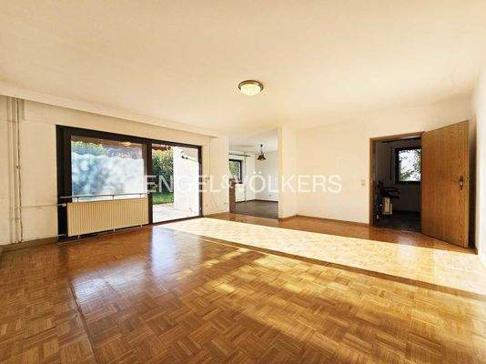 Wohnbereich mit Zugang zur Terrasse EG