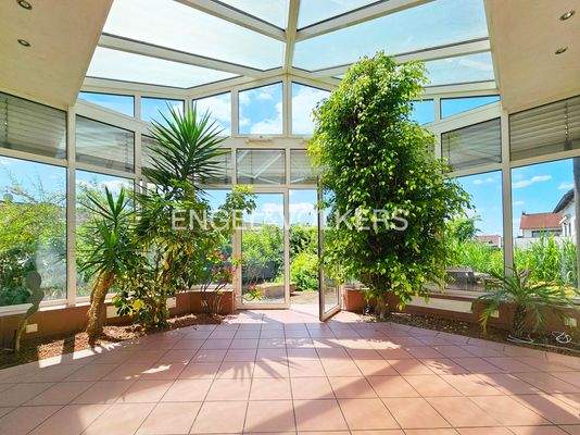 Wintergarten mit Zugang zur Terrasse und Garten