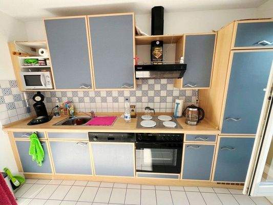 helle Küche mit Einbauküche