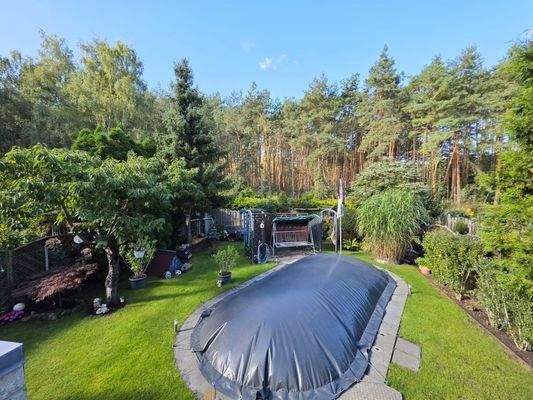 Blick in Garten von Dachterrasse