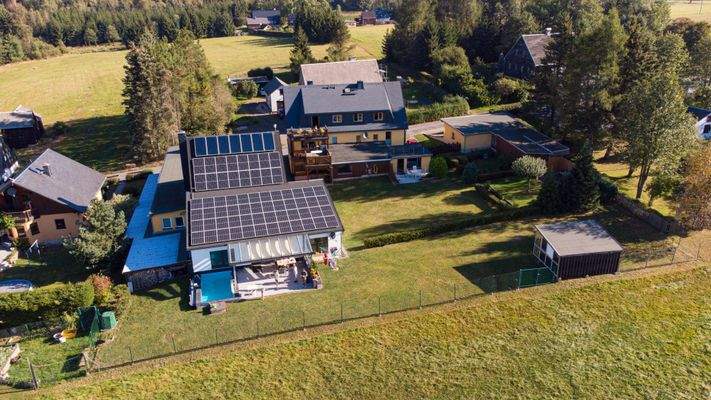 Hausansicht mit Nachbargrundstück (Vorkaufsrecht) 