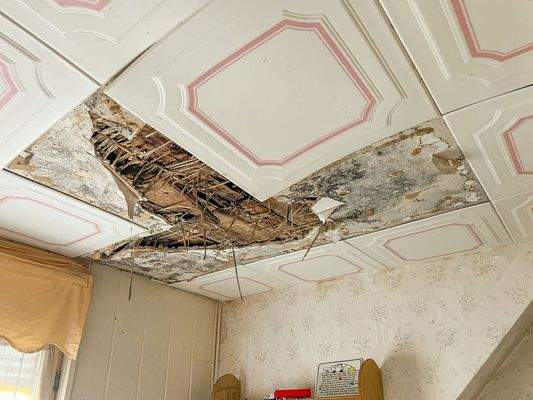 OG Raum 4 Verkleidung fällt ab