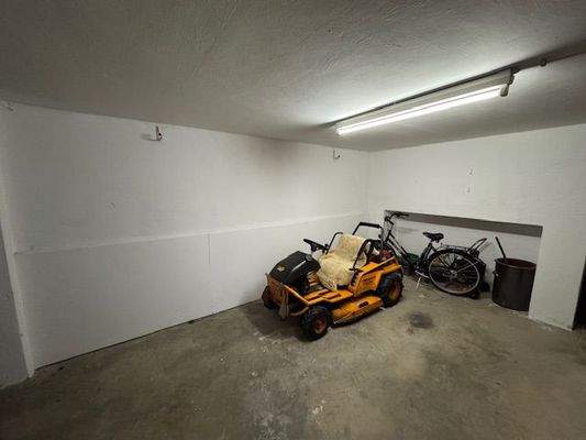 eine der beiden Garagen