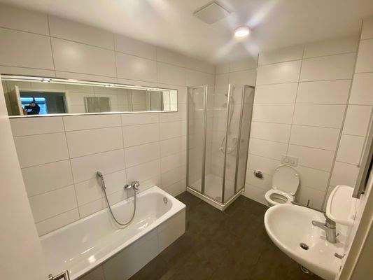 Bad mit Wanne und Dusche