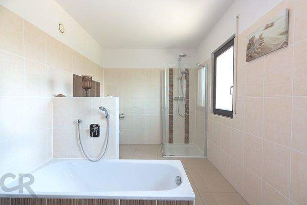 Badezimmer mit Dusche und Badewanne
