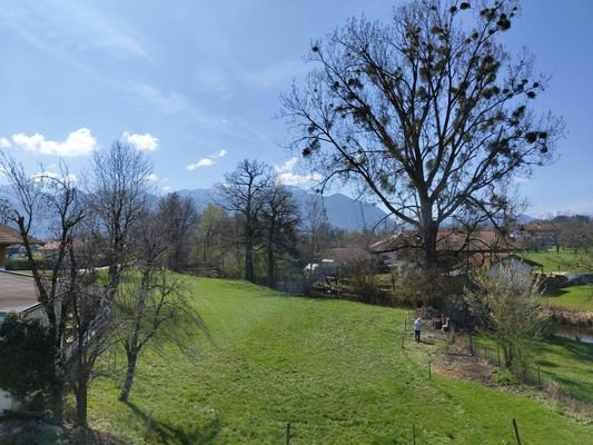 Blick vom ersten Stock in die Berge.jpg