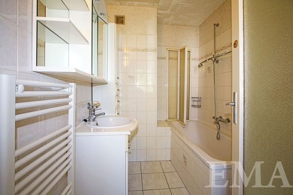 Bad mit Badewanne