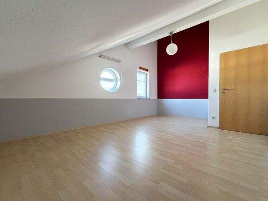 Schlafzimmer: Großzügiger Raum für Bett, Kleiderschrank und schöne Träume 