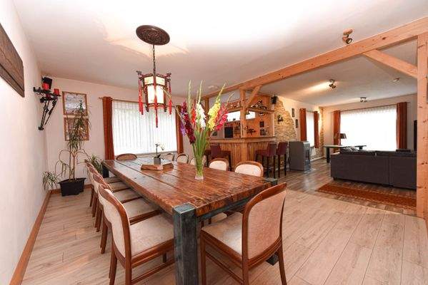 gemütlicher Wohn-/Essbereich mit Bar 