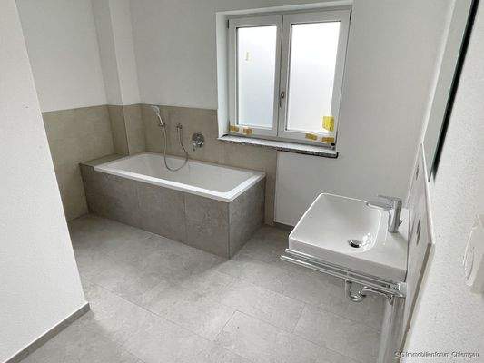 Bad mit Dusche und Badewanne