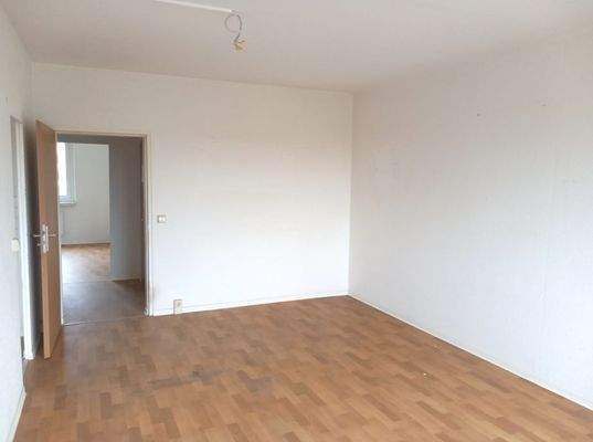 Leere Wohnung mit Parkettboden