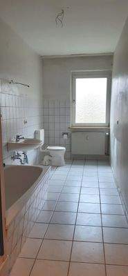 Bad mit Dusche, Badewanne, Waschbecken und WC