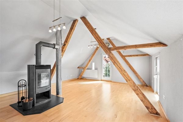 Wohnzimmer mit Schwedenofen über der Garage