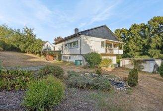 Außenansicht Haus und Grundstück 